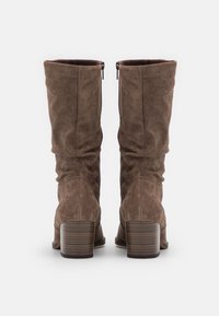 Hnědé semišové kotníkové boty se zaoblenou špičkou a blokovým podpatkem, s vertikálními švy a bočním zipem pro snadné nazouvání.