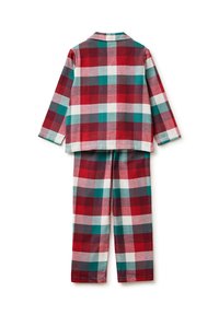 Conjunto de pijama de franela a cuadros en rojo, verde y blanco que incluye una camisa abotonada con cuello y pantalones a juego. Textura suave y ajuste cómodo.