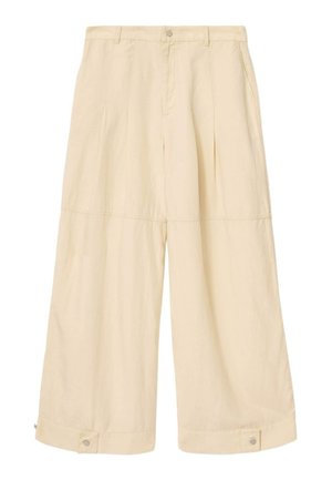 Pantalones de pierna ancha en tela beige claro, con cierre de botones frontales, pliegues, bolsillos laterales y dobladillos con botones a presión.