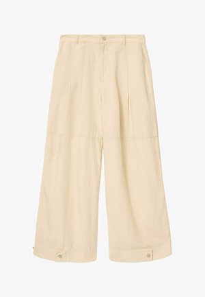 Wijde broek van lichtbeige stof, met een knoopsluiting aan de voorkant, plooien, zijzakken en omgeslagen zomen met drukknopen.