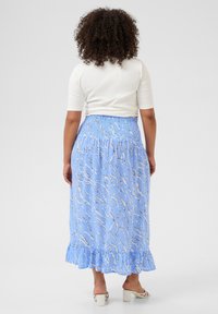 Lichtblauwe maxi rok van vloeiende stof, met een smocktaille en een rimpelende zoom met een subtiel abstract wit patroon.