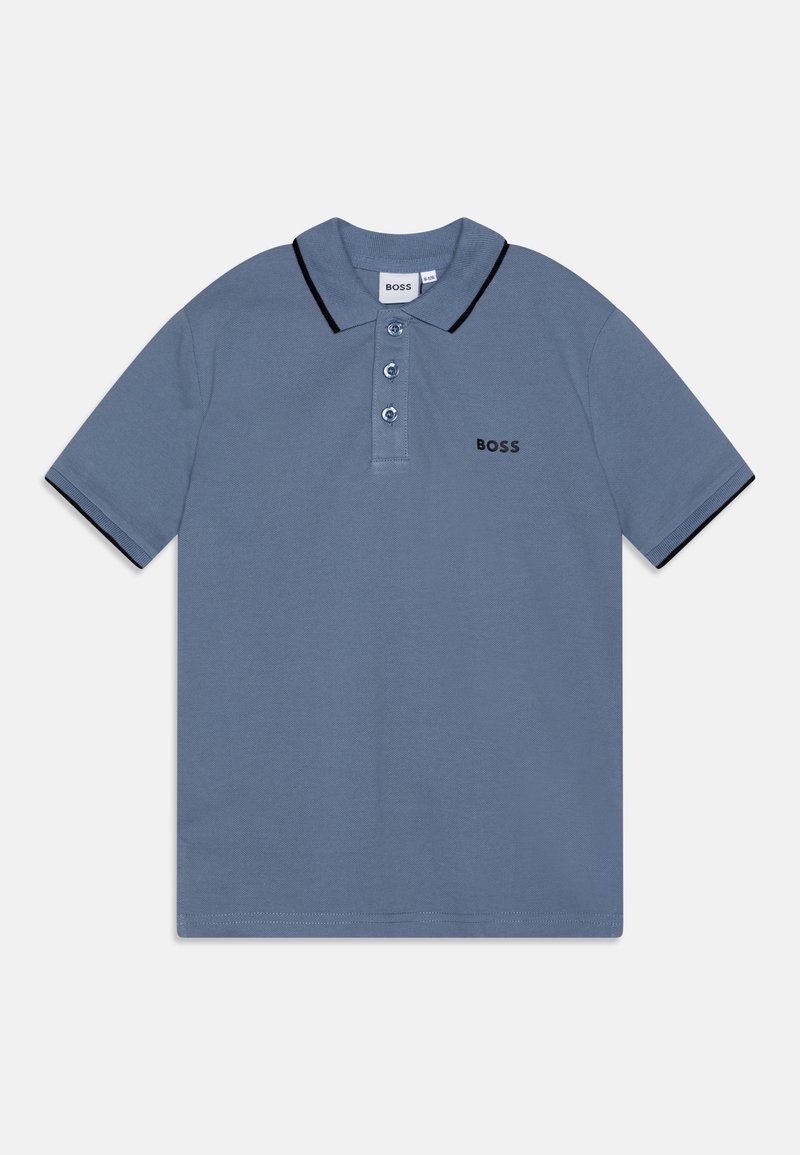 Polo bleu clair avec des bordures noires. Présente un col, une patte de boutonnage à trois boutons et un logo brodé sur la poitrine. Manches courtes.