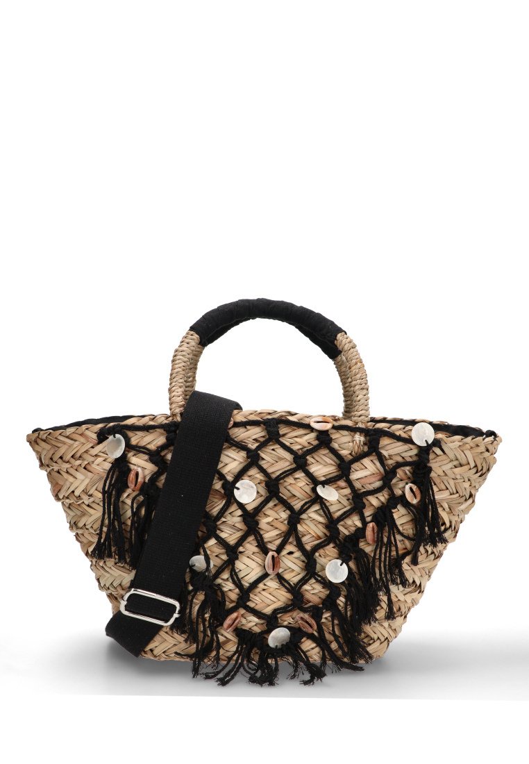 Bolso de paja trenzada con un acento de malla negra, forma curva, asas cortas y correa larga ajustable. Decorado con conchas y flecos.