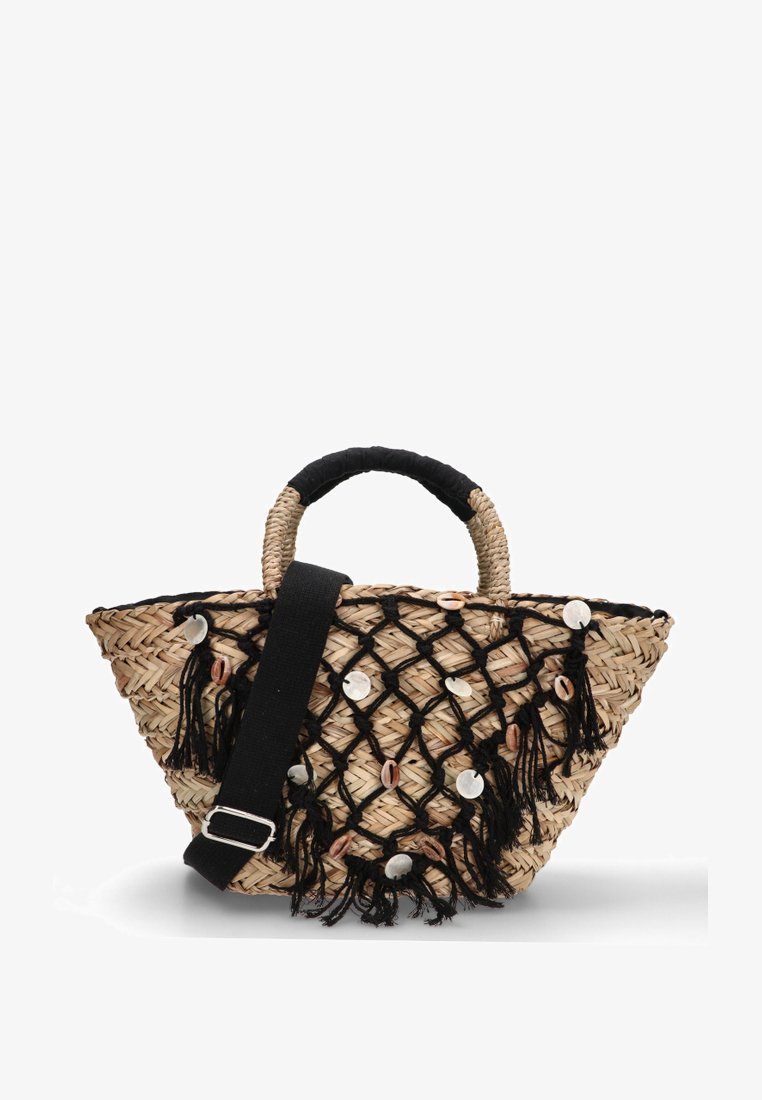 Bolso de paja trenzada con un acento de malla negra, forma curva, asas cortas y correa larga ajustable. Decorado con conchas y flecos.