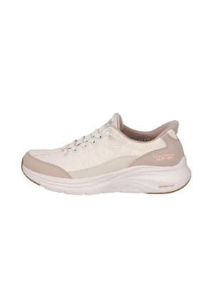 Zapatilla Skechers tipo slip-on en beige claro y blanco con tejido acolchado, cierre de cordones en la parte delantera y suela gruesa acolchada etiquetada como contour foam.