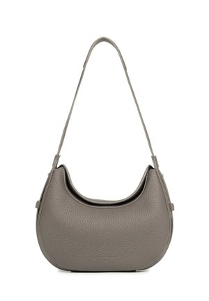 Sac à épaule en cuir gris texturé avec un dessus incurvé et une longue sangle unique pour le porter.