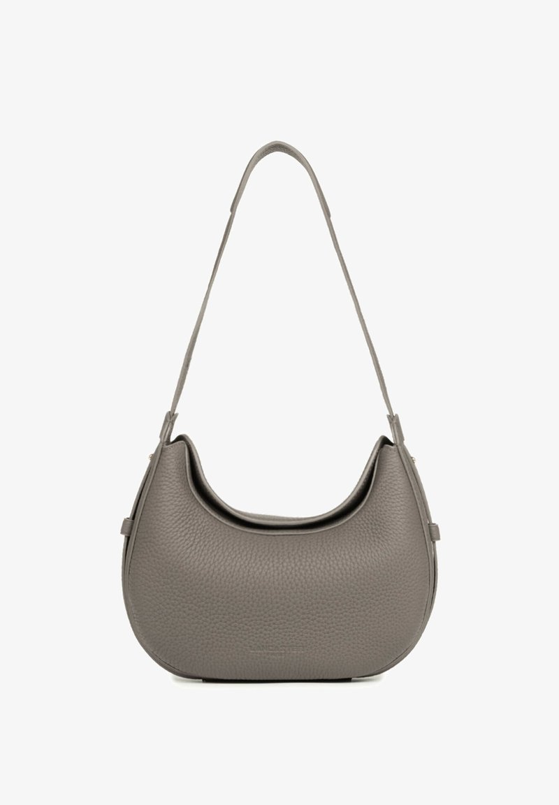 Sac à épaule en cuir gris texturé avec un dessus incurvé et une longue sangle unique pour le porter.