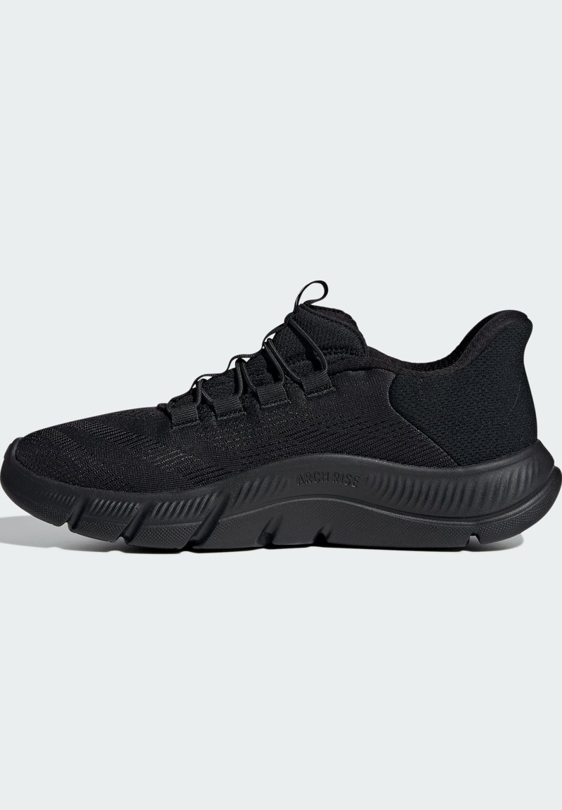 Chaussure de sport noire avec une tige en tricot texturé, une semelle rembourrée et un talon structuré. Présente des lacets élastiques et un logo en relief sur le côté.