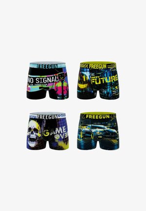 Quatre paires de boxers colorés avec des motifs futuristes et numériques, incluant du texte, un crâne, une voiture et une figure avec une tête de télévision.