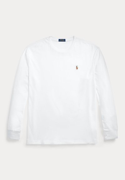Bijela majica dugih rukava s okruglim izrezom i malim oglašenim logotipom Polo Ralph Lauren na lijevoj strani prsa.