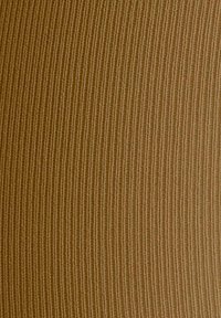 Tessuto a coste marrone con sottili linee verticali, caratterizzato da una texture liscia e un colore uniforme in tutto il materiale. Adatto per abbigliamento o tappezzeria.