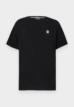 T-shirt nera a maniche corte con scollo rotondo e piccolo logo circolare bianco sul petto sinistro con silhouette di un cane.