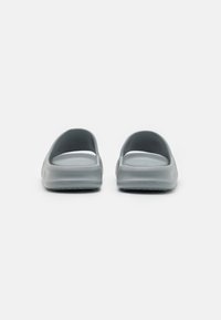 Jack & Jones JFWSTATUS MOULDED SLIDER - Pool slides - ultimate grey