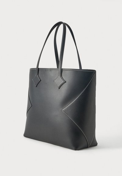 Sac cabas en cuir noir avec double poignée et surpiqûres blanches contrastantes le long des bords et des coutures décoratives.