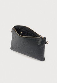 Musta nahkainen clutch-laukku, jossa on kohokuvioituja pyöreitä kuvioita, osittain avoin kullanvärinen vetoketju, joka paljastaa sisäpuolella olevan vetoketjullisen taskun.