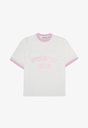 Weißes T-Shirt mit kurzen Ärmeln und pinkem Rand am Kragen und an den Ärmeln, mit pink gesticktem Text "PROHIBITED BERLIN" auf der Vorderseite.