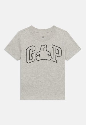 T-shirt gris clair à manches courtes pour tout-petit avec les lettres "G" et "P" et un ourson contourné en noir entre les deux sur le devant.