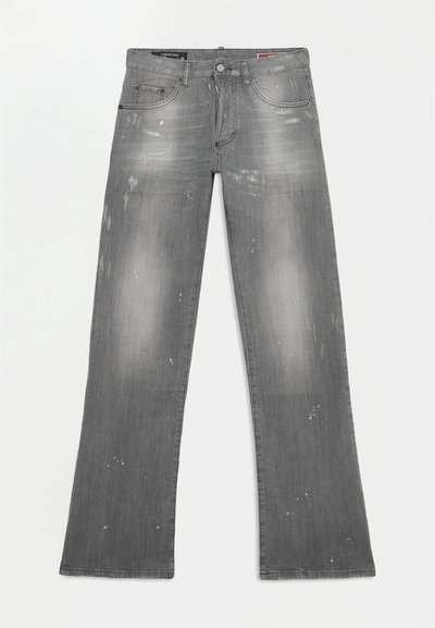 Jean en denim gris avec une jambe légèrement évasée, des zones décolorées et des détails de taches de peinture, posé à plat sur un fond blanc.
