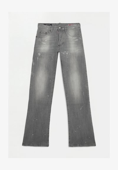Jean en denim gris avec une jambe légèrement évasée, des zones décolorées et des détails de taches de peinture, posé à plat sur un fond blanc.