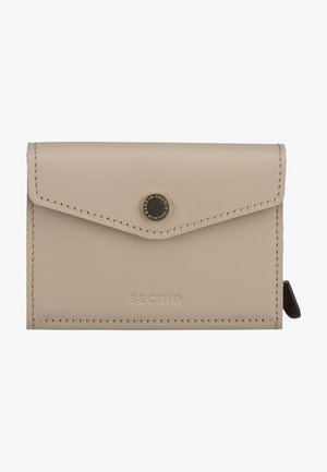 Portefeuille en cuir beige avec fermeture à bouton-pression, coutures visibles, logo "SECRID" embossé et petite tirette de fermeture éclair foncée sur le côté.