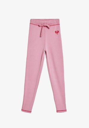 Roosad soonikkoes retuusid reguleeritava paelaga vöökohas ja väike punane südamekuju logo ülemisel vasakul reiel.