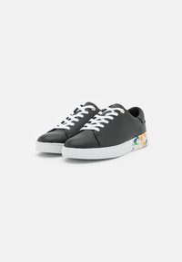 Schwarze Leder-Sneaker mit weißen Schnürsenkeln, die ein farbenfrohes Blumenmuster an der Ferse und eine weiße Gummisohle haben.