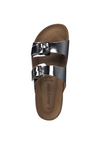 Sandal in metallo argentato, slip-on, con due fibbie regolabili, una soletta marrone con texture e una suola piatta e liscia. Taglia 38 segnata all'interno.