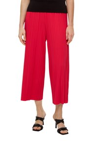 Rode geplooide culottes met een elastische tailleband, gemaakt van lichtgewicht stof, met een wijde pijp en een gladde textuur.