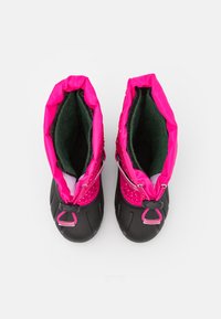 Botas de nieve impermeables rosas con suelas de goma negra, tejido texturizado, forro de forro polar y cierres de cordón en la parte superior.