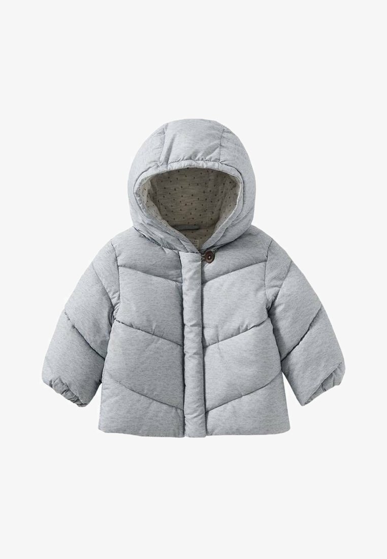 Giacca puffer grigia con cappuccio. Presenta un design trapuntato e una chiusura con bottoni. Interno foderato con un tessuto a motivo.