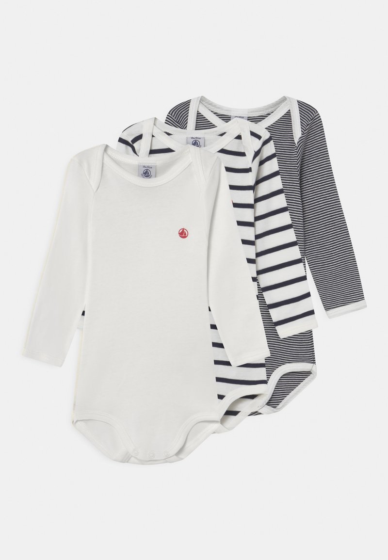 Dois bodysuits de manga longa: um completamente branco com um pequeno logótipo de barco vermelho, e um com riscas azuis e brancas. Material macio de algodão.