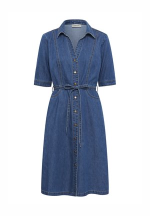 Abito camicia in denim con chiusura frontale a bottoni, maniche corte, vita con cintura e cuciture a contrasto in una tonalità di blu medio.