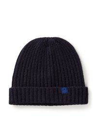 Cappello beanie lavorato a maglia di colore navy con una texture a coste, caratterizzato da un risvolto e un piccolo marchio blu sul davanti. Materiale morbido e elastico.