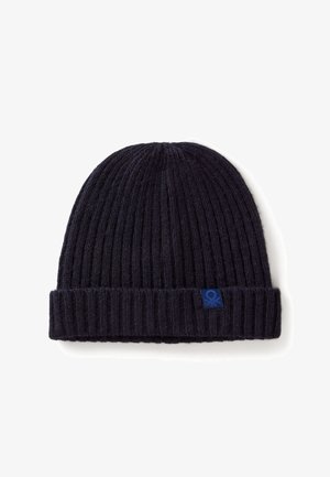 Marine gebreide beanie muts met een geribbelde textuur, voorzien van een opgerolde rand en een klein blauw logo label aan de voorkant. Zacht, rekbaar materiaal.