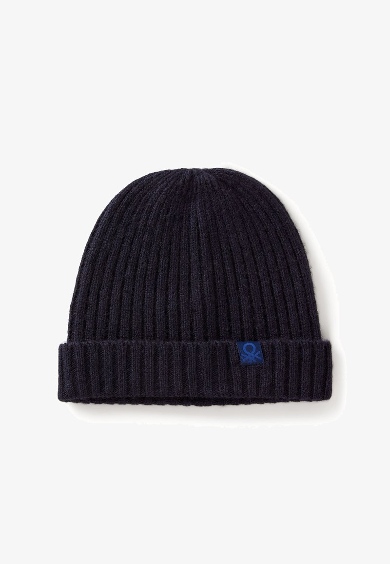 Cappello beanie lavorato a maglia di colore navy con una texture a coste, caratterizzato da un risvolto e un piccolo marchio blu sul davanti. Materiale morbido e elastico.