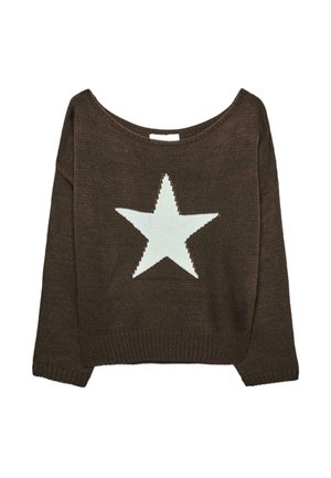 Brun strikket sweater med et lyseblåt stjernemønster på forsiden. Har en bred halsudskæring og lange ærmer, tekstureret stof.