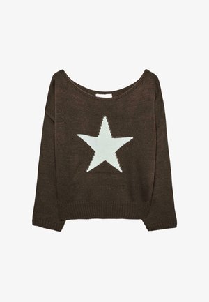 Brun strikket sweater med et lyseblåt stjernemønster på forsiden. Har en bred halsudskæring og lange ærmer, tekstureret stof.