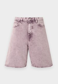 Ψηλόμεσο, ξεθωριασμένο μωβ τζιν σορτς με κλείσιμο με κουμπιά μπροστά, θηλιές για ζώνη και μπροστινές τσέπες.