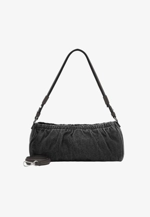 Petit sac à main en tissu gris foncé avec détails froncés, une bandoulière noire unique attachée, et une bandoulière noire amovible avec une boucle argentée à côté.