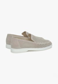 Jasnobeżowe buty typu slip-on z perforowaną zamszową cholewką i białą gumową podeszwą, charakteryzujące się gładką fakturą i minimalistycznym designem.
