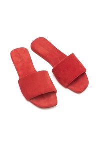 Sandali slip-on rossi in suede con una fascia larga sulla parte superiore del piede e una suola piatta. La superficie è liscia con una texture morbida.