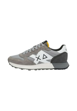 Szary i biały sneakers z czarnymi i żółtymi akcentami, z sznurówkami, geometrycznym logo po boku i teksturowaną podeszwą.