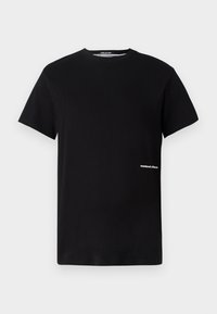 Zwarte katoenen t-shirt met een ronde halslijn en korte mouwen, voorzien van het 'weekend offender' logo in het wit geborduurd aan de zijkant.
