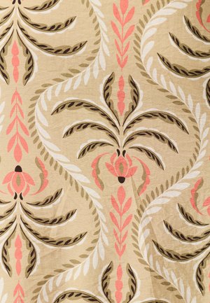 Beiger Stoff mit sich wiederholendem, verzierendem Blumenmuster in Koralle, Braun, Weiß und Olivgrün, mit symmetrischen Blättern und Blütenblattformen.