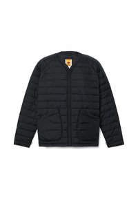 Chaqueta acolchada negra con cierre de botones a presión, dos bolsillos frontales, diseño acolchado y mangas raglán. Fabricada con material ligero.