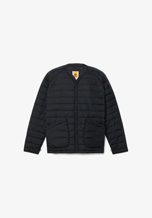 Chaqueta acolchada negra con cierre de botones a presión, dos bolsillos frontales, diseño acolchado y mangas raglán. Fabricada con material ligero.