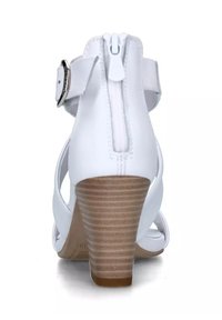 Sandali con tacco in pelle bianca, con chiusura a zip sul retro. Il tacco è di un colore legno chiaro con scanalature verticali. Cinturino alla caviglia regolabile.