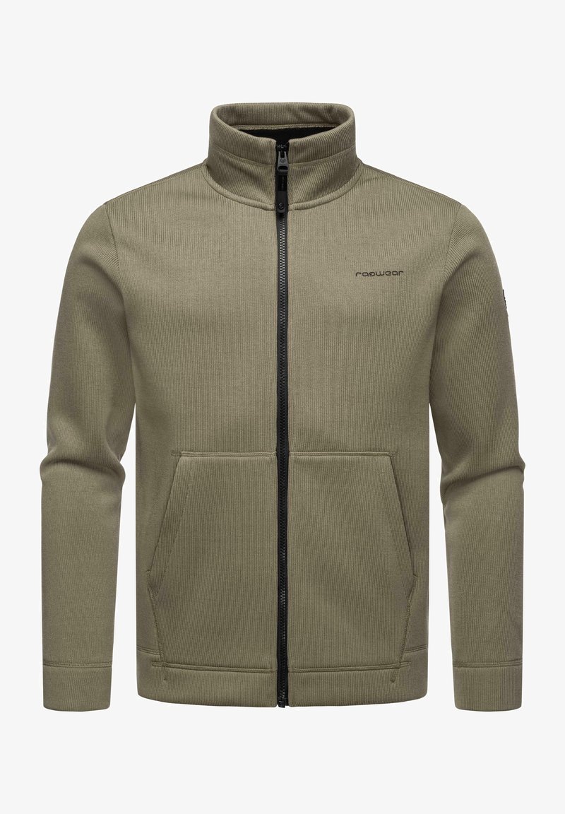 Chaqueta verde oliva con cierre, de cuello alto, textura acanalada, dos bolsillos frontales y cremallera negra. Presenta un logo en la parte superior izquierda.