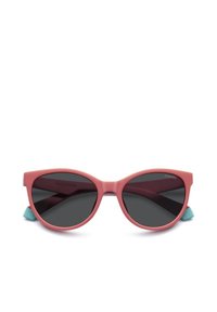 Occhiali da sole a forma di occhio di gatto rosa con lenti scure, caratterizzati da una finitura opaca e dettagli in teal sulle tempie. Design elegante e leggero.