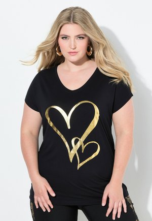 Camiseta negra de manga corta con un gran gráfico de corazón en foil dorado. Diseño con cuello en V, tejido suave y ajuste relajado.